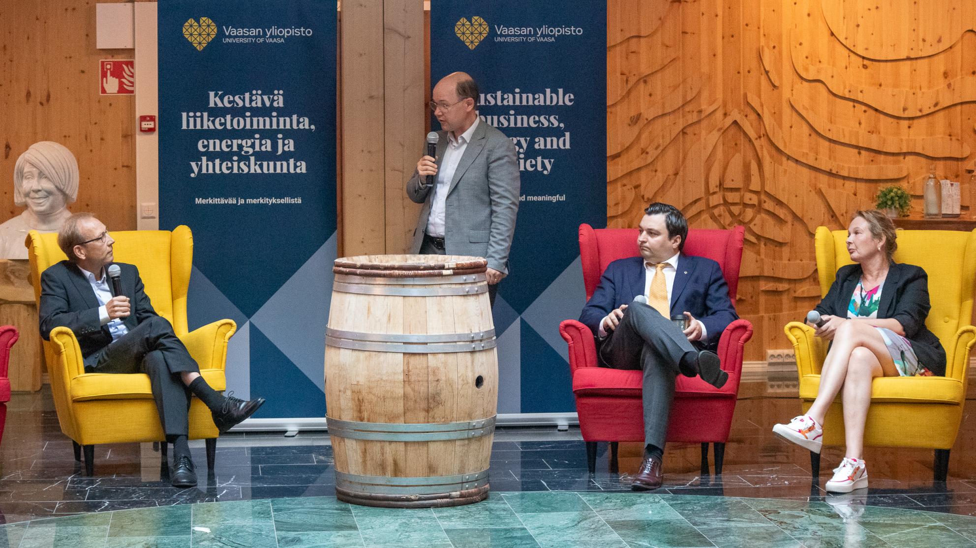 Energiasiirtymästa keskusteltiin Vaasan yliopiston paneelikeskustelussa.