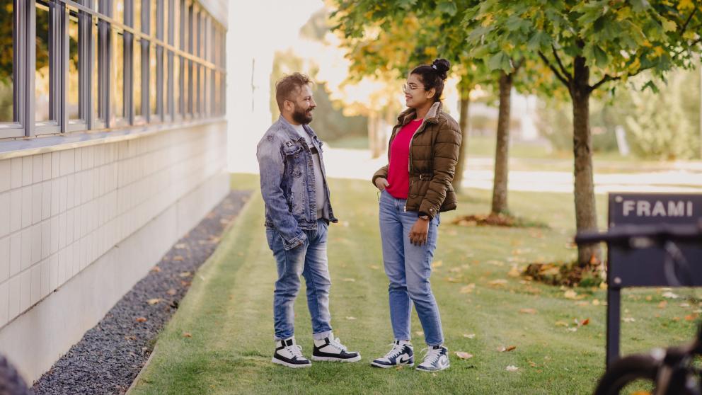 Suman and Reshma on campus. Photo: Taina Renkola