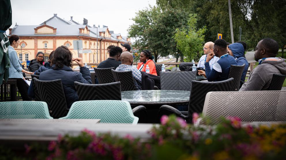 University of Vaasa summer school, students and teachers discussing around a table.