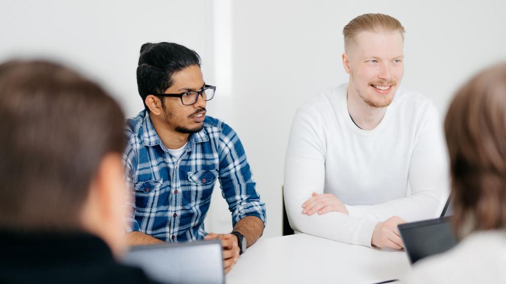 Neljä opiskelijaa Vaasan yliopistolla. Four students at University of Vaasa.