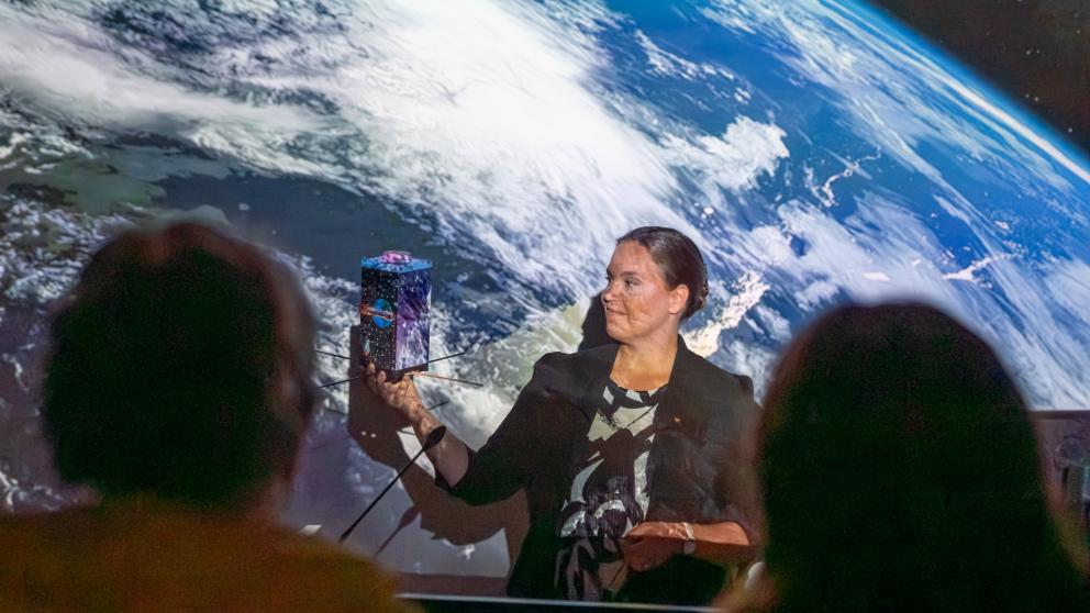 Heidi Kuusniemi ja satelliitti