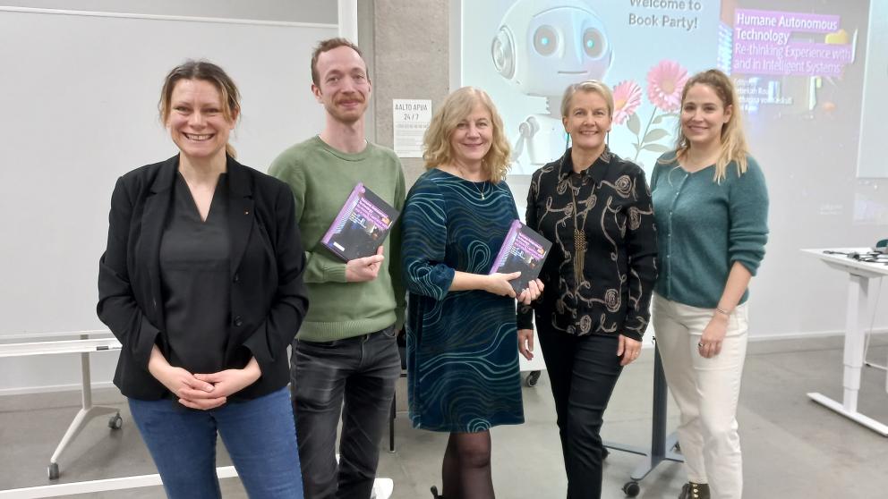Henkilöt rivissä. Vasemmalta: Rebekah Rousi, Nils Ehrenberg, Catharina von Koskull, Virpi Roto, ja Martina Čaić. Vasemmalta: Rebekah Rousi, Nils Ehrenberg, Catharina von Koskull, Virpi Roto, ja Martina Čaić. Kuva: Natasha Stillman