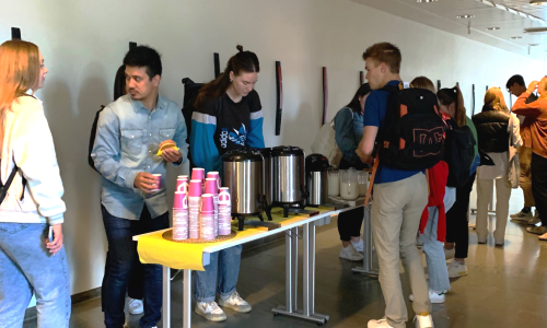 Kansainväliset opiskelijat ottavat kahvia aulassa.