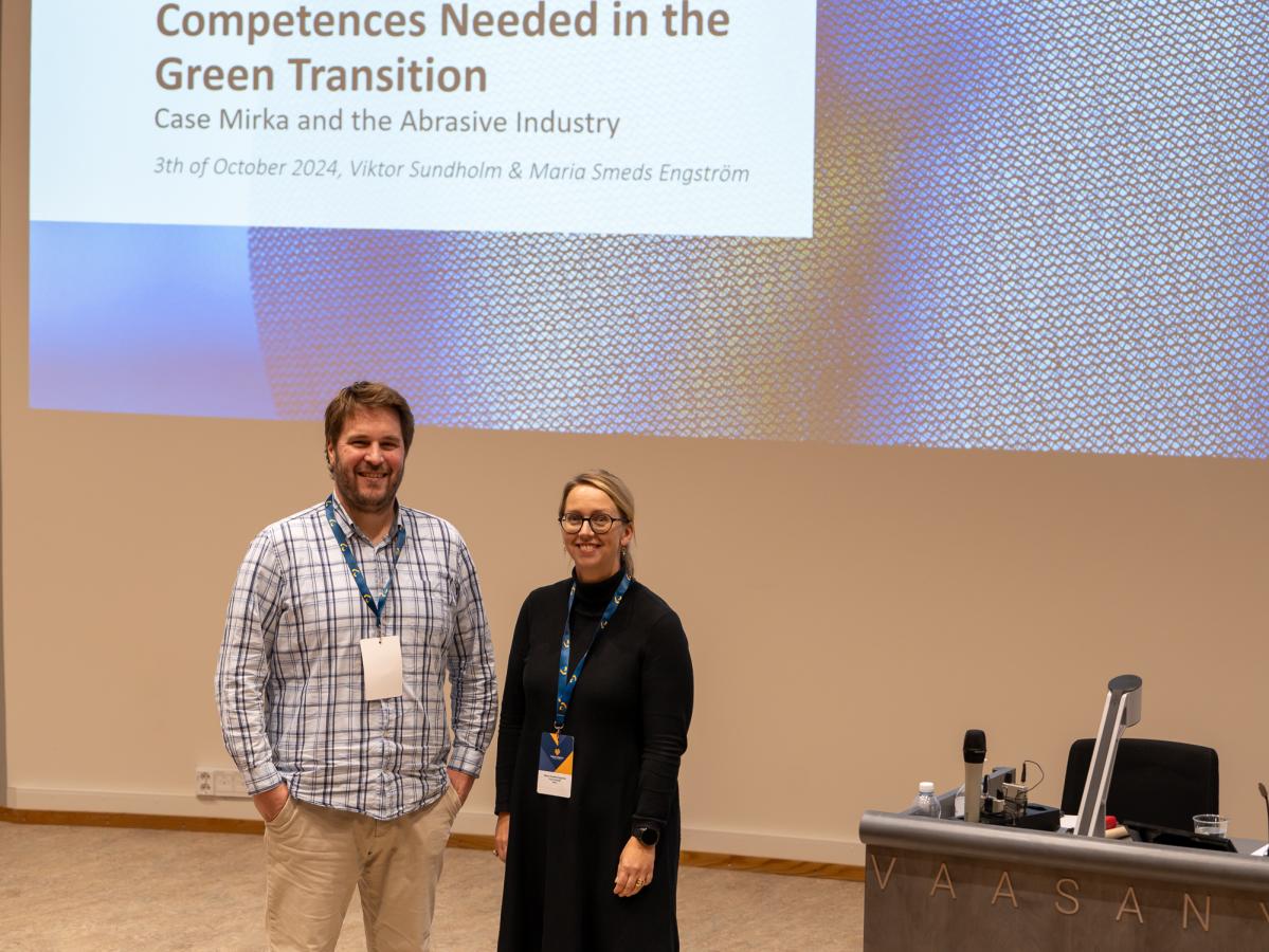 Viktor Sundholm and Maria Smeds-Engström standing infront of their presentation "Competences Needed in the Green Transition"