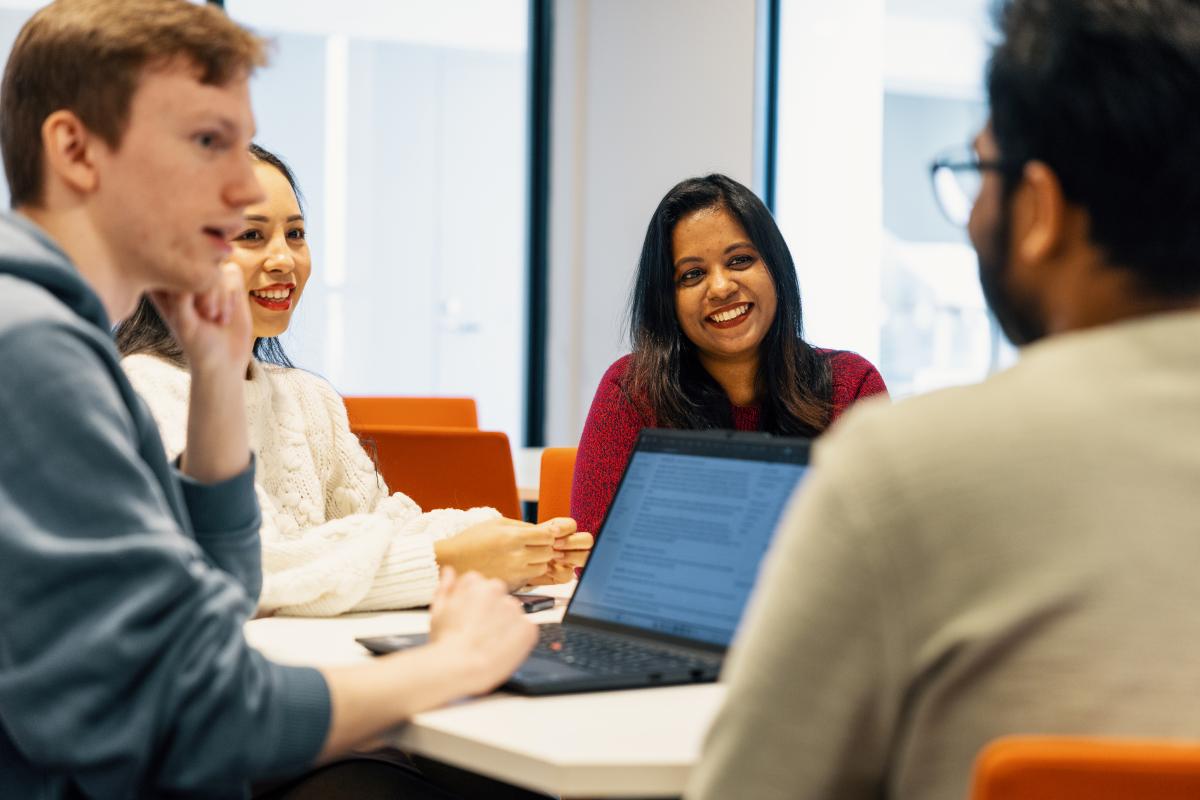 Opiskelijat tekemässä ryhmätyötä.