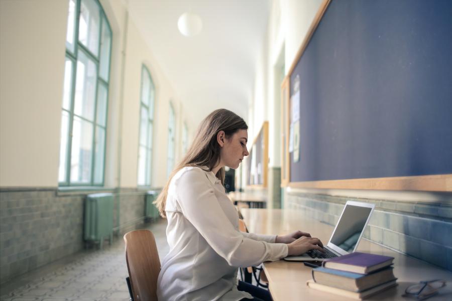  Photo woman with a computer by Andrea Piacquadio from Pexels