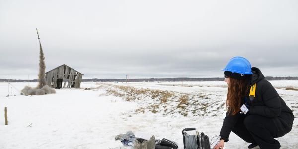 Tölkkisatelliitit lennätetään noin kilometrin korkeuteen mittaamaan lämpötilaa ja ilmanpainetta.