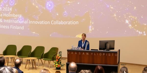 Elina Holmberg Business FInland Tutkimuspalvelupäivillä 2024 Vaasan yliopistossa