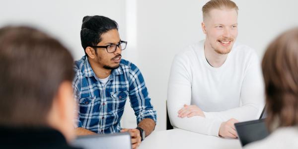 Neljä opiskelijaa Vaasan yliopistolla. Four students at University of Vaasa.