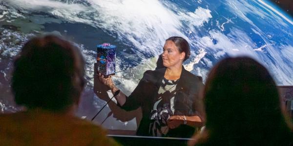 Heidi Kuusniemi ja satelliitti